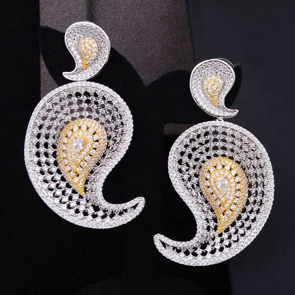 Luxury CZ Paisley Jewelry Set Earrings Closeup
